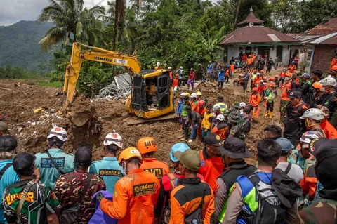Petugas SAR berkumpul di sekitar ekskavator saat operasi pencarian korban di lokasi longsor di Desa Situkung, Banjarnegara, Jawa Tengah, Kamis (20/11/2026).