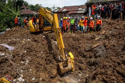 Petugas SAR berkumpul di sekitar ekskavator saat operasi pencarian korban di lokasi longsor di Desa Situkung, Banjarnegara, Jawa Tengah, Kamis (20/11/2026).