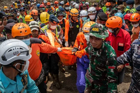 Petugas SAR mengevakuasi korban di lokasi longsor di Desa Situkung, Banjarnegara, Jawa Tengah, Kamis (20/11/2026).