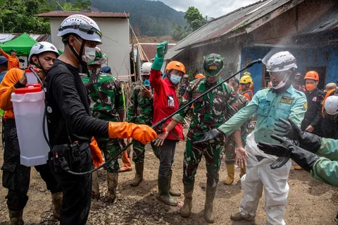 Petugas penyelamat disemprot disinfektan setelah membawa korban di lokasi longsor di Desa Situkung, Banjarnegara, Jawa Tengah, Kamis (20/11/2026).