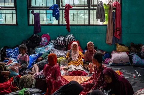 Warga mengungsi  di lokasi evakuasi paska longsor di Desa Situkung, Banjarnegara, Jawa Tengah, Kamis (20/11/2026).