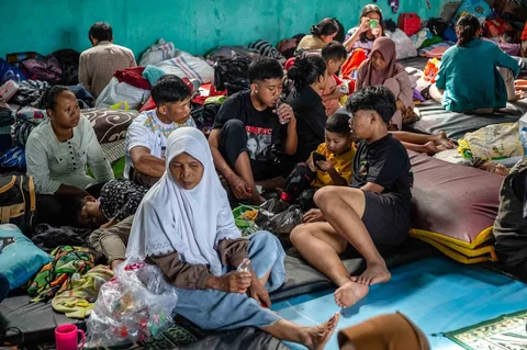 Warga mengungsi  di lokasi evakuasi paska longsor di Desa Situkung, Banjarnegara, Jawa Tengah, Kamis (20/11/2026).