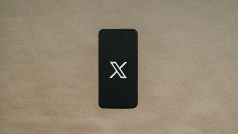 HP login Chat GPT untuk praktik cara edit foto di Chat GPT (Pexels)