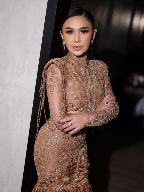 Yuni Shara Pakai Dress Payet (Foto: Intsagram/yunishara36)