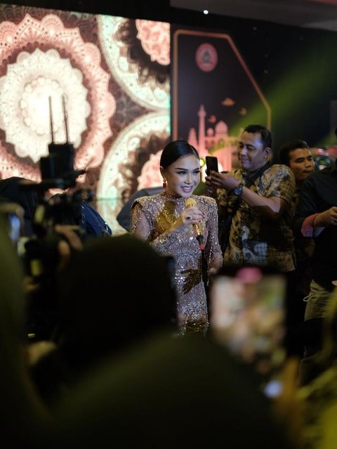Yuni Shara Pakai Dress Payet (Foto: Intsagram/yunishara36)