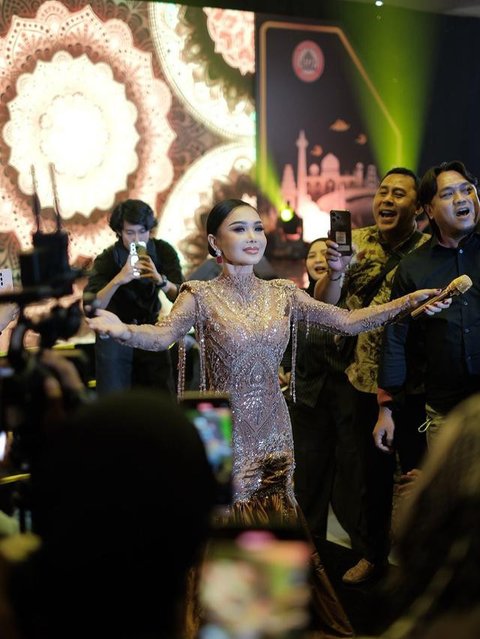 Yuni Shara Pakai Dress Payet (Foto: Intsagram/yunishara36)