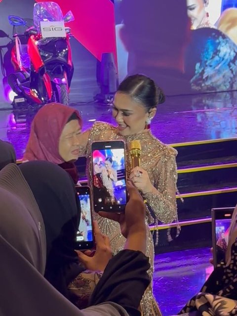 Yuni Shara Pakai Dress Payet (Foto: Intsagram/yunishara36)