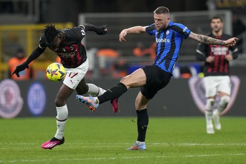 Penyerang AC Milan Rafael Leao berebut bola dengan bek Inter Milan Milan Skriniar dalam laga pekan ke-21 Liga Italia 2022/2023 di Giuseppe Meazza, Senin dini hari WIB (6/2/2023). Keberhasilan ini membawa Inter kini ada di peringkat ke-2 dengan 43 poin. (AP Photo/Antonio Calanni)