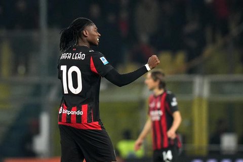 Pemain AC Milan, Rafael Leao, merayakan gol yang dicetaknya dalam pertandingan Serie A antara Parma dan AC Milan di Parma, Italia, Sabtu, 8 November 2025. (Massimo Paolone/LaPresse via AP)