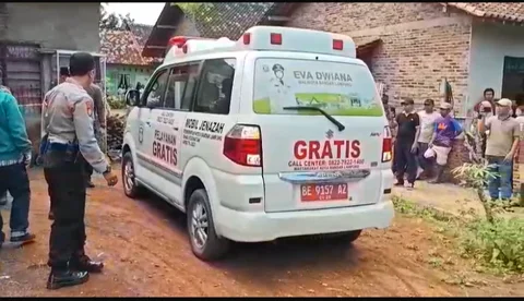 Seorang kakek tewas usai digorok oleh anak kandungnya sendiri di dalam rumahnya di Kelurahan Rajabasa Jaya, Kecamatan Rajabasa, Bandar Lampung, Lampung, Jumat (21/11).