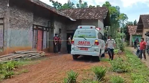 Seorang kakek tewas usai digorok oleh anak kandungnya sendiri di dalam rumahnya di Kelurahan Rajabasa Jaya, Kecamatan Rajabasa, Bandar Lampung, Lampung, Jumat (21/11).