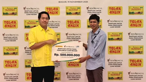 International Development Manager Sido Muncul, Marco Jonathan Hidayat menyerahkan bantuan kepada Direktur Nasional JRS Indonesia, Romo Martinus Dam Febrianto SJ, di Hotel Accram, Megamendung, Bogor, Jawa Barat, pada Rabu, 19 November 2025.