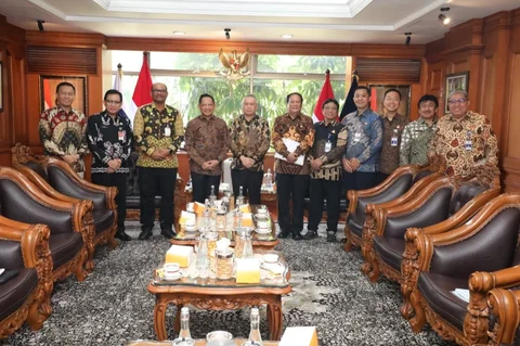 Mendagri) Muhammad Tito Karnavian bersama Menteri Perhubungan (Menhub) Dudy Purwagandhi membahas berbagai persiapan menghadapi perayaan Natal 2025 dan Tahun Baru 2026 (Nataru)