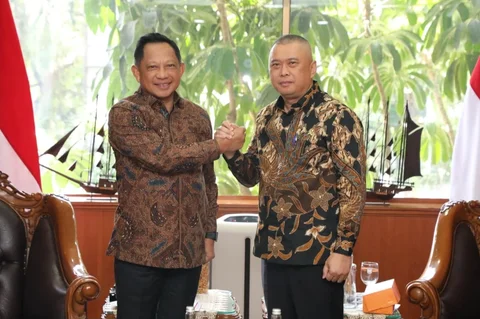 Mendagri) Muhammad Tito Karnavian bersama Menteri Perhubungan (Menhub) Dudy Purwagandhi membahas berbagai persiapan menghadapi perayaan Natal 2025 dan Tahun Baru 2026 (Nataru)
