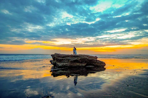 Pengunjung melkukan pemotretan prewedding saat senja di  Pantai Pasut di Tabanan, Bali