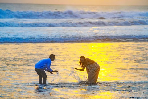 Pengunjung melkukan pemotretan prewedding saat senja di  Pantai Pasut di Tabanan, Bali