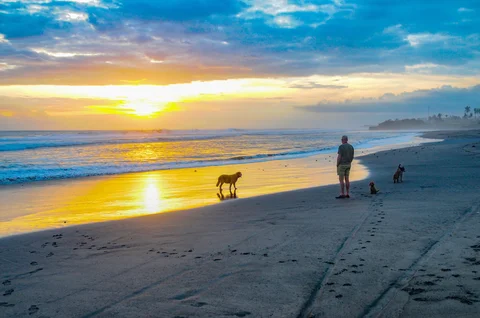 Pengunjung beraktifitas saat senja di  Pantai Pasut di Tabanan, Bali