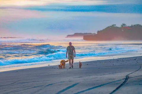 Pengunjung beraktifitas saat senja di  Pantai Pasut di Tabanan, Bali