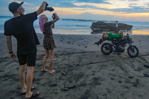 Pengunjung melakukan pemotretan model saat senja di  Pantai Pasut di Tabanan, Bali