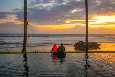 Pengunjung menikmati suasan saat senja di  Pantai Pasut di Tabanan, Bali