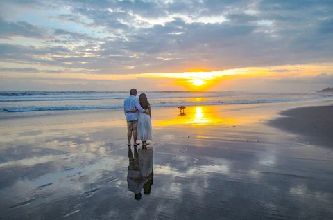 Pengunjung melkukan pemotretan prewedding saat senja di  Pantai Pasut di Tabanan, Bali