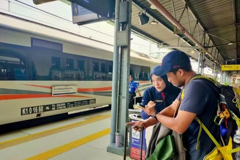 PT KAI Daop 1 Jakarta mencatat 325.500 Pengguna Kereta Api Libur Maulid Nabi. Angka fantastis ini menunjukkan tingginya minat masyarakat pada transportasi kereta api.