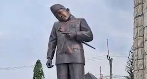 Penampakan kerusakan pada patung Presiden pertama RI Soekarno sebelum diturunkan oleh pemerintah daerah di kawasan Alun-Alun Indramayu. (Antara)