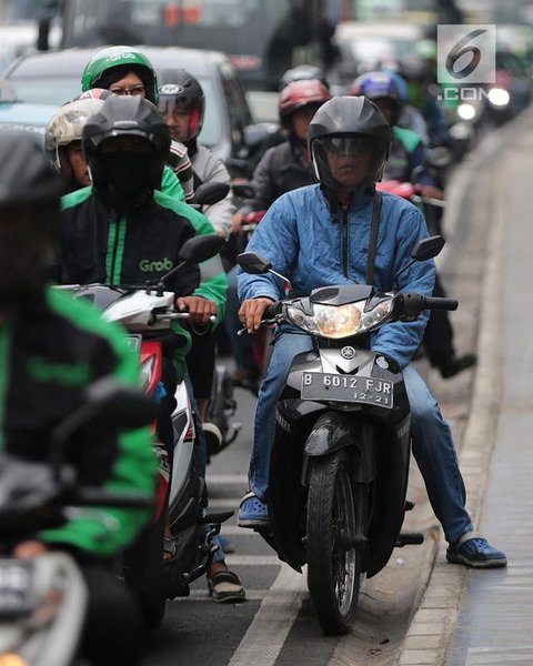 Peserta mudik sepeda motor gratis mengantre naik kapal di Pelabuhan Tanjung Priok, Jakarta, Rabu (13/6). Pengangkutan sepeda motor gratis bagi pemudik Lebaran memakai kapal laut untuk mengura