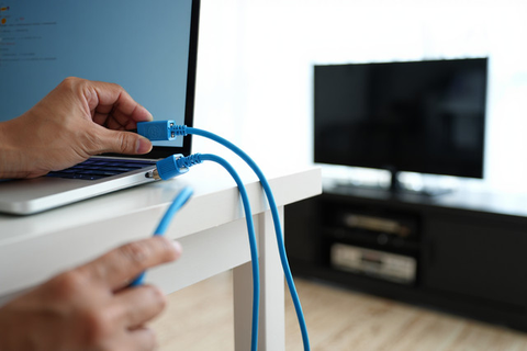 Cara Menyambungkan Laptop ke TV (Foto: Reve Art AI)