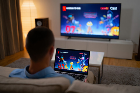 Cara Menyambungkan Laptop ke TV (Foto: Reve Art AI)