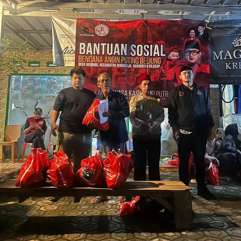 Kaisar Kiasa Kasih Said Putra melalui tim&nbsp;Sobat Kaisar memberikan bantuan sembako kepada para korban bencana di Cilacap