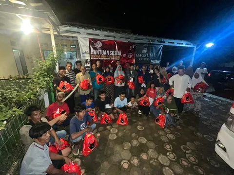 Kaisar Kiasa Kasih Said Putra melalui tim&nbsp;Sobat Kaisar memberikan bantuan sembako kepada para korban bencana di Cilacap