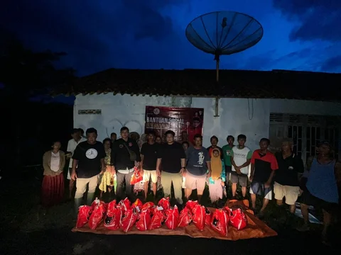 Kaisar Kiasa Kasih Said Putra melalui tim&nbsp;Sobat Kaisar memberikan bantuan sembako kepada para korban bencana di Cilacap