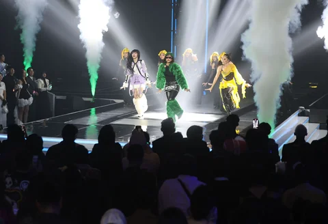 Penampilan Cinta Laura Kiehl, Ramengvrl dan Indahk  saat malam puncak TikTok Awards Indonesia 2025 di Studio Emtek City Indosiar,Jakarta,  Jumat (21/11/2025).