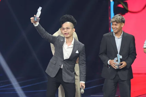 Celoos &amp;amp;amp;amp; Jaden meraih  Sports Parner of the Year 2025 saat malam puncak TikTok Awards Indonesia 2025 di  Studio Emtek City Indosiar,Jakarta,  Jumat (21/11/2025).