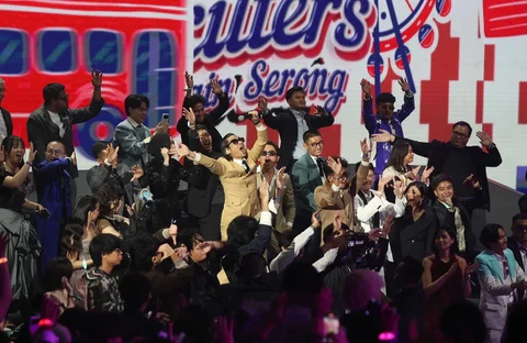 Penampilan Band Thechangcuters saat malam puncak TikTok Awards Indonesia 2025 di Studio Emtek City Indosiar,Jakarta,  Jumat (21/11/2025).