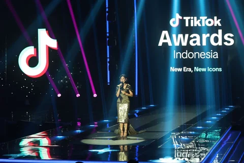 Dian Sastro saat membacakan  pemenang Changemaker of the year saat malam puncak TikTok Awards Indonesia 2025  di Studio Emtek City Indosiar,Jakarta,  Jumat (21/11/2025).