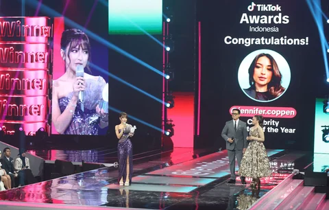 Aktris Jennifer Coppen meraih Celebrity Creator of The Year saat malam puncak TikTok Awards Indonesia 2025  di Studio Emtek City Indosiar,Jakarta,  Jumat (21/11/2025).