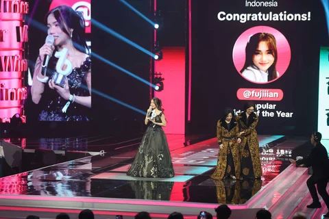 Fujianti Utami meraih Popular Video of the Year saat malam puncak TikTok Awards Indonesia 2025  di Studio Emtek City Indosiar,Jakarta,  Jumat (21/11/2025).