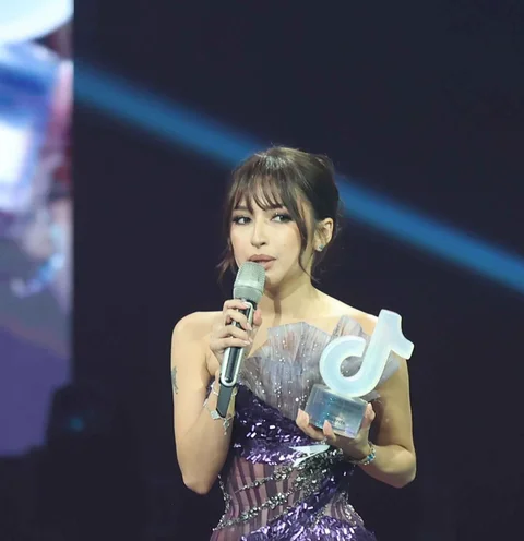 Aktris Jennifer Coppen meraih Celebrity Creator of The Year saat malam puncak TikTok Awards Indonesia 2025  di Studio Emtek City Indosiar,Jakarta,  Jumat (21/11/2025).