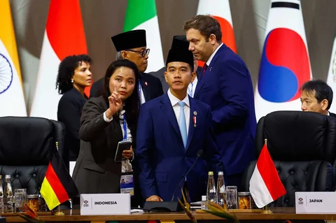 Wakil Presiden Gibran Rakabuming Raka  saat  menghadiri sesi pleno pada hari pembukaan KTT G20 di Nasrec Expo Centre, Johannesburg, Afrika Selatan, Sabtu (22/11/2025).