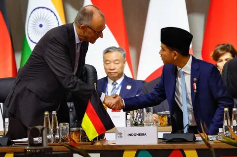 Wakil Presiden Gibran Rakabuming Raka berjabat tangan dengan Kanselir Jerman Friedrich Merz dalam sesi pleno KTT Pemimpin G20 di Nasrec Expo Centre, Johannesburg, Afrika Selatan, Sabtu (22/11/2025).