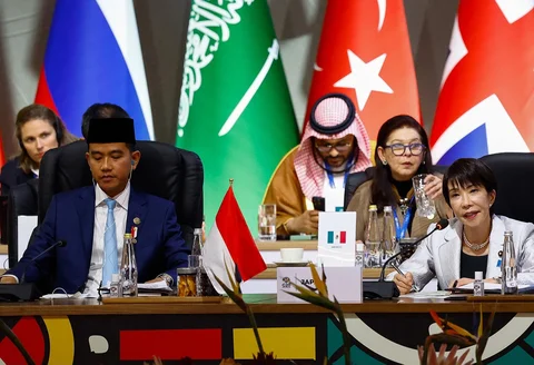 Wakil Presiden Gibran Rakabuming Raka dan Perdana Menteri Jepang Sanae Takaichi menghadiri sesi pleno KTT Pemimpin G20 di Nasrec Expo Centre di Johannesburg , Afrika Selatan, Sabtu (22/11/2025).