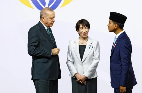 Presiden Turki Tayyip Erdogan, Perdana Menteri Jepang Sanae Takaichi, dan Wakil Presiden Indonesia Gibran Rakabuming Raka berdiri bersama saat menghadiri acara foto keluarga dalam sesi pleno KTT Pemimpin G20 di Nasrec Expo Centre, Johannesburg, , Afrika Selatan, Sabtu (22/11/2025).