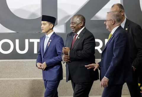 Wakil Presiden Indonesia Gibran Rakabuming Raka, Presiden Afrika Selatan Cyril Ramaphosa  dan Perdana Menteri Australia Anthony Albanese berjalan  menjelang foto bersama di KTT Pemimpin G20 di Nasrec Expo Centre di Johannesburg, Afrika Selatan, Sabtu (22/11/2025).