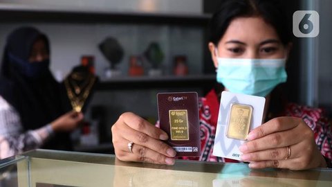 Pegawai menunjukkan emas batangan 24 karat di gerai Galeri 24, kawasan Kebayoran Baru, Jakarta, Kamis (5/8/2021). Harga emas yang dijual PT Aneka Tambang Tbk dijual lebih murah Rp 2.000 per g