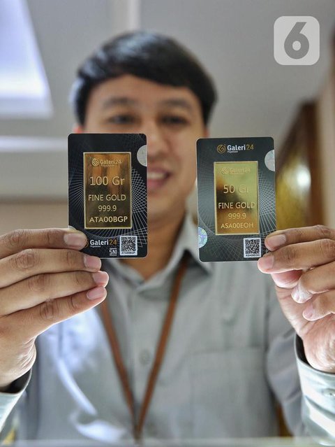 Pegawai menunjukkan emas batangan 24 karat di gerai Galeri 24, kawasan Kebayoran Baru, Jakarta, Kamis (5/8/2021). Harga emas yang dijual PT Aneka Tambang Tbk dijual lebih murah Rp 2.000 per g