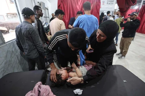 Seorang anak yang terluka  dirawat setelah  serangan udara Israel di Rumah Sakit Al-Awda di Jalur Gaza tengah, Sabtu (22/11/2025).