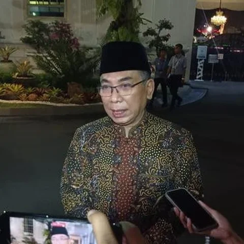 Ketum PBNU KH Yahya Cholil Staquf alias Gus Yahya bertemu Presiden Jokowi di Istana, Rabu (14/8/2024). Gus Yahya mengaku sempat membicarakan soal konflik PBNU dan PKB. (Liputan6.com/Lizsa