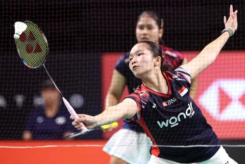 Pasangan ganda putri Indonesia Febi Setianingrum/ Rachel Allessya Rose melakukan pengembalian bola ke arah pasangan ganda putri Indonesia Febriana Dwipuji Kusuma/  Meilysa Trias Puspitasari dalam pertandingan final ganda putri di turnamen bulu tangkis Australia Open di Sydney, Australia, Minggu (23/11/2025).